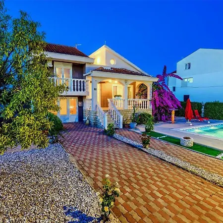 3 Bedroom In Dom wakacyjny *